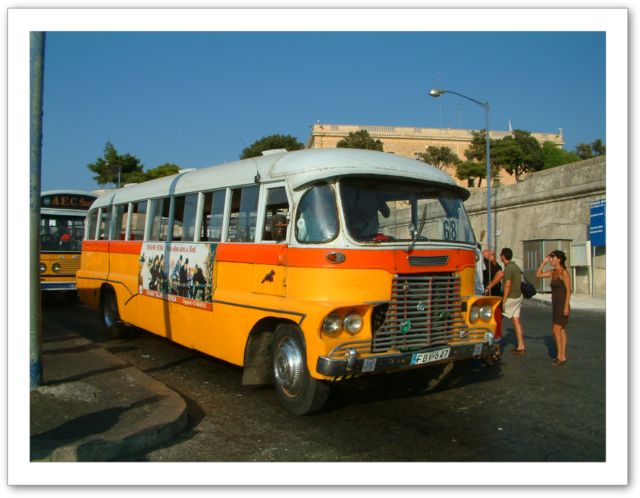 Un bus trs couleur locale  Malte